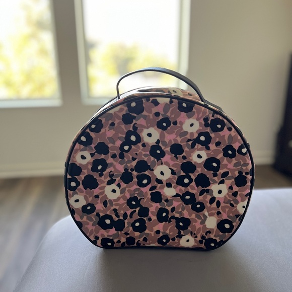 Kate Spade Cedar Street Patsie round travel case pink and black floral - Picture 3 of 5